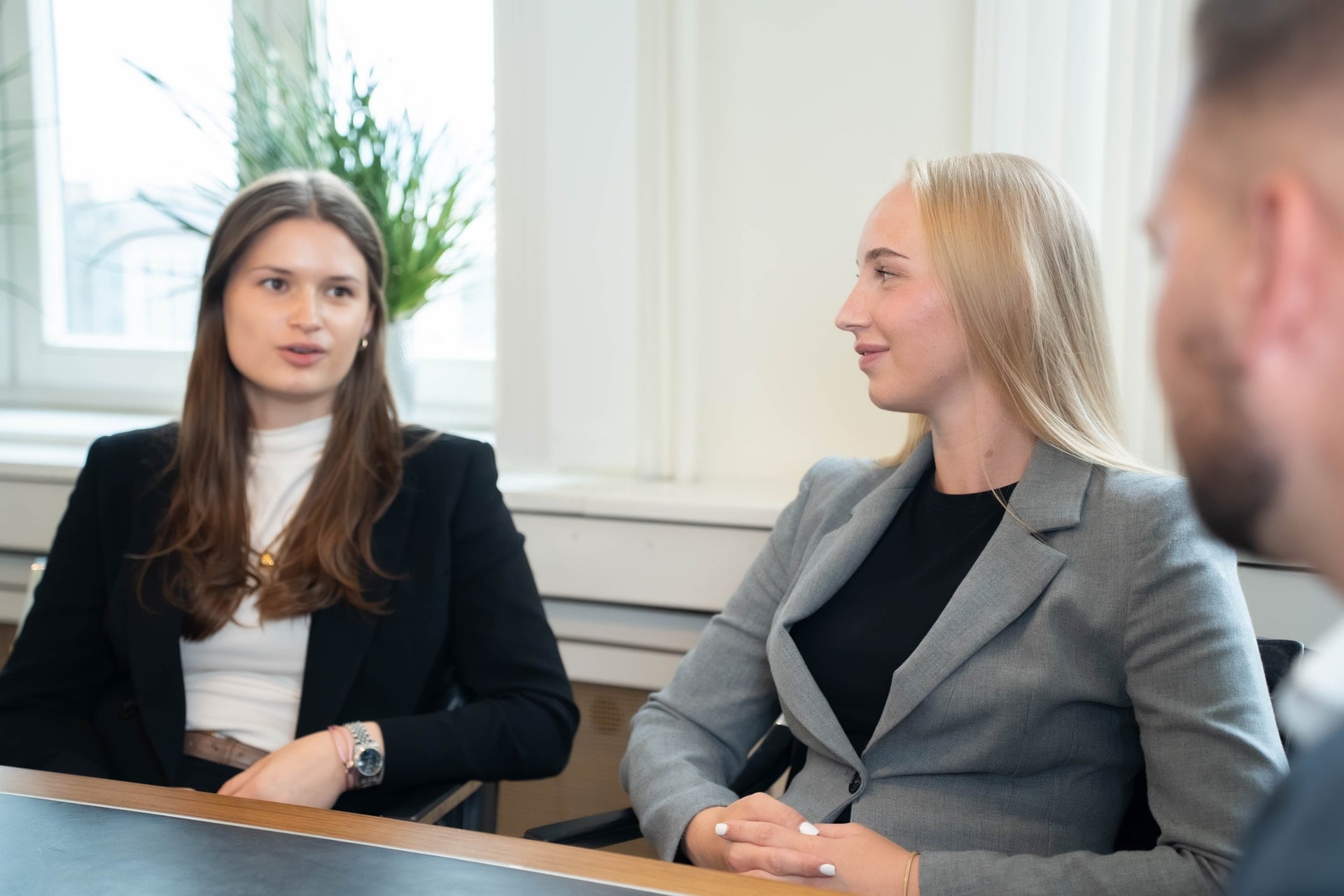 Zwei Kollegen im persönlichen Gespräch