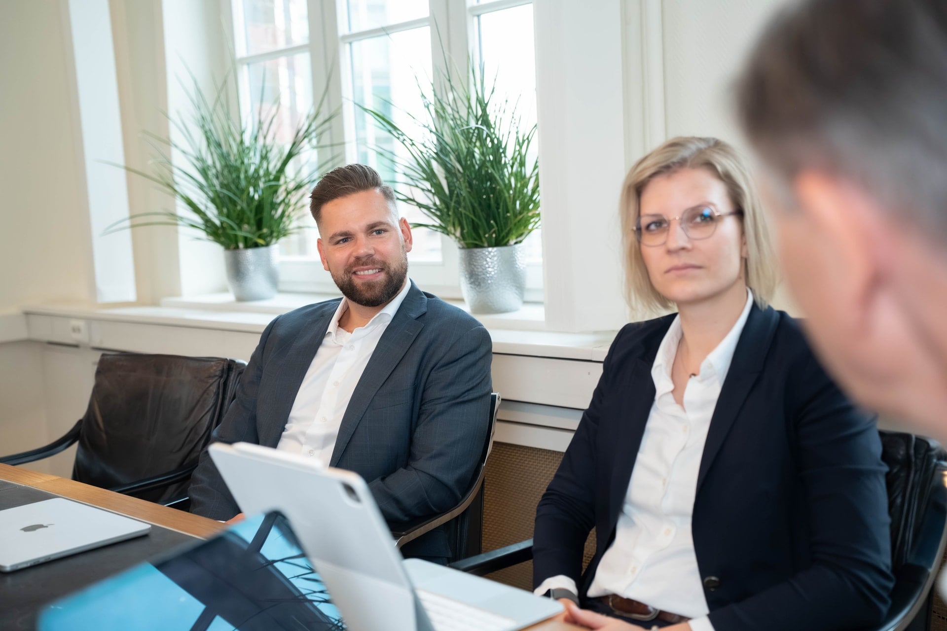 Kolleginnen und Kollegen in einer Besprechung am Konferenztisch
