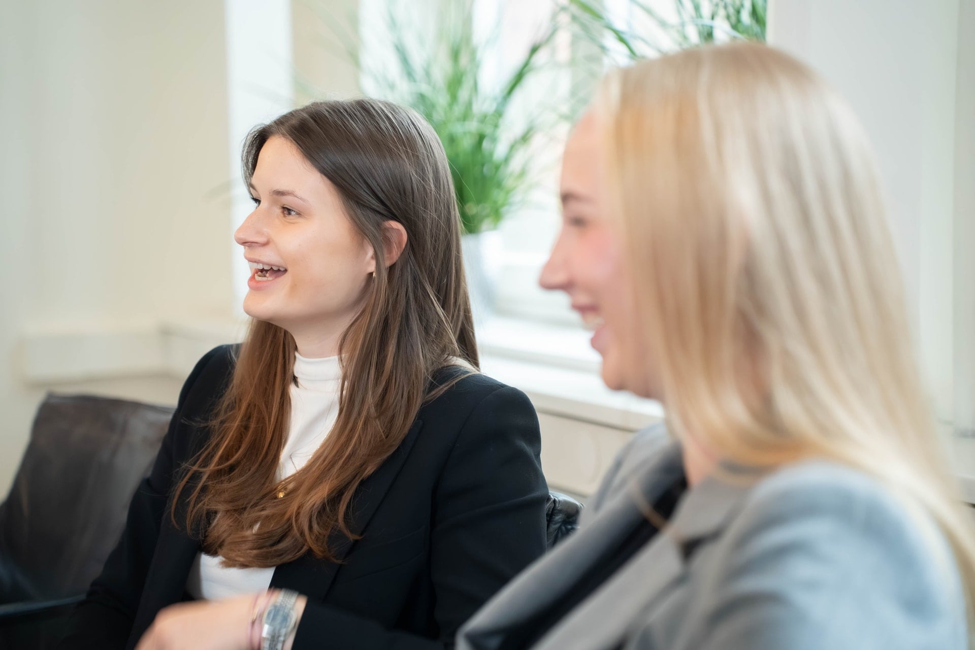 Zwei Kolleginnen sprechen miteinander im Büro